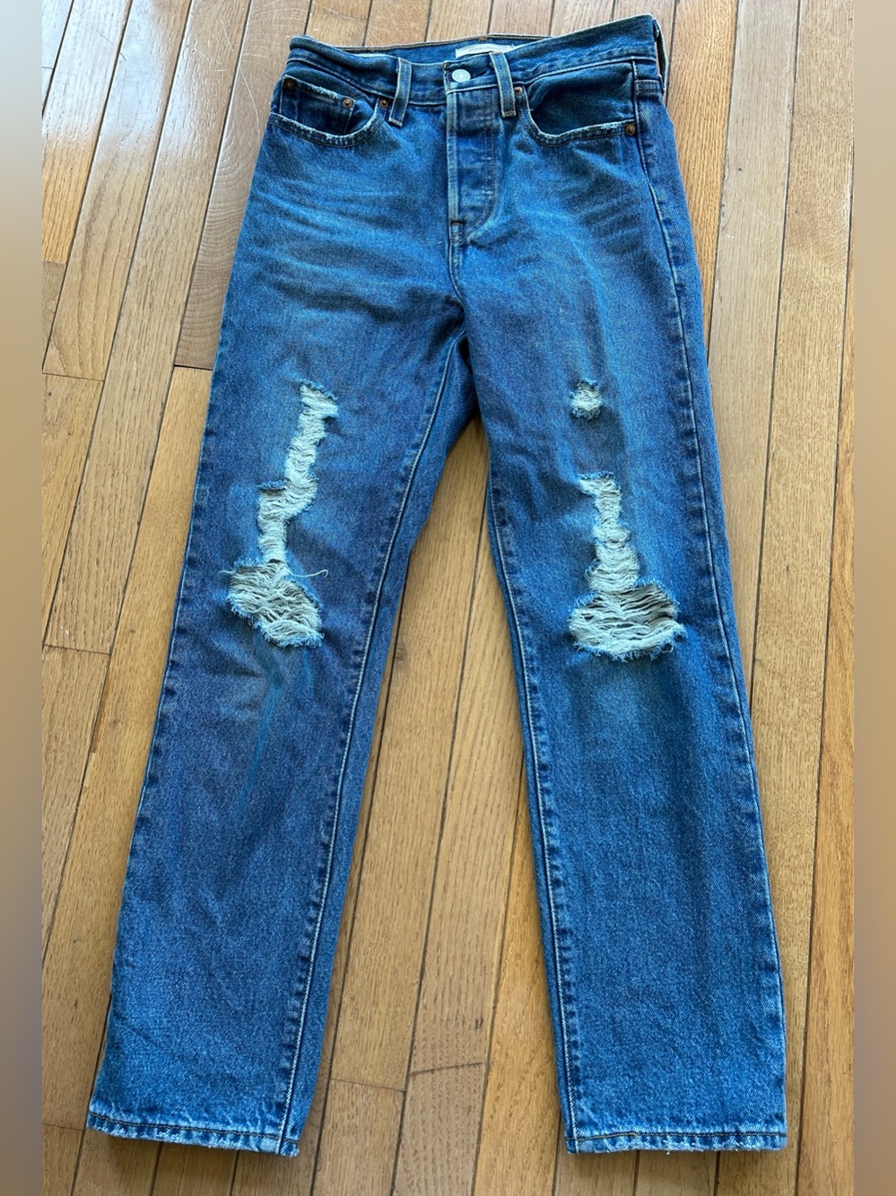 LNC Levi’s Wedgie Straight distressed jeans